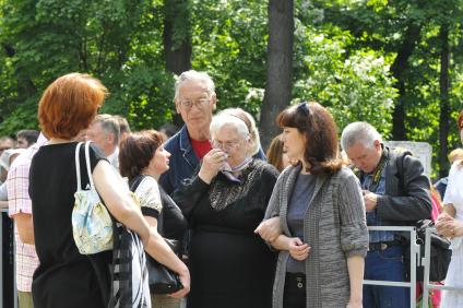 На снимке: Мать Александра Абдулова - Людмила (по центру) и старший брат актера Роберт на Ваганьковском кладбище во время установки памятника Абдулову. 29 мая 2009 год.