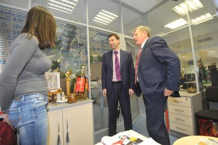 Министр связи и массовых коммуникаций РФ Игорь Щеголев и главный редактор ЗАО ИД КП Владимир Сунгоркин. В ИД КП. 16 января 2012 года.