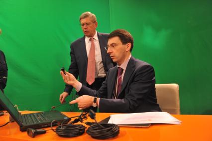 Министр связи и массовых коммуникаций РФ Игорь Щеголев и главный редактор ЗАО ИД КП Владимир Сунгоркин. В ИД КП. 16 января 2012 года.