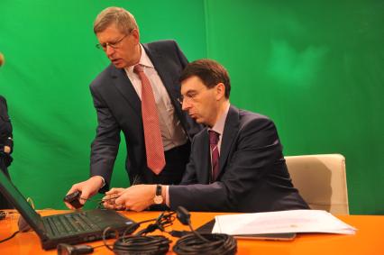 Министр связи и массовых коммуникаций РФ Игорь Щеголев и главный редактор ЗАО ИД КП Владимир Сунгоркин. В ИД КП. 16 января 2012 года.