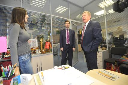 Министр связи и массовых коммуникаций РФ Игорь Щеголев и главный редактор ЗАО ИД КП Владимир Сунгоркин. В ИД КП. 16 января 2012 года.