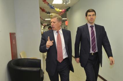 Министр связи и массовых коммуникаций РФ Игорь Щеголев и главный редактор ЗАО ИД КП Владимир Сунгоркин. В ИД КП. 16 января 2012 года.