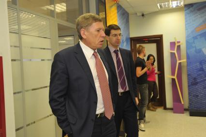 Министр связи и массовых коммуникаций РФ Игорь Щеголев и главный редактор ЗАО ИД КП Владимир Сунгоркин. В ИД КП. 16 января 2012 года.