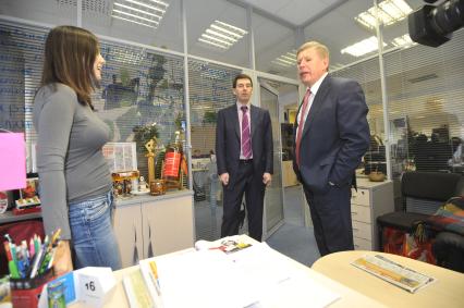 Министр связи и массовых коммуникаций РФ Игорь Щеголев и главный редактор ЗАО ИД КП Владимир Сунгоркин. В ИД КП. 16 января 2012 года.