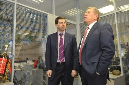 Министр связи и массовых коммуникаций РФ Игорь Щеголев и главный редактор ЗАО ИД КП Владимир Сунгоркин. В ИД КП. 16 января 2012 года.