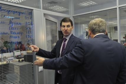 Министр связи и массовых коммуникаций РФ Игорь Щеголев и главный редактор ЗАО ИД КП Владимир Сунгоркин. В ИД КП. 16 января 2012 года.