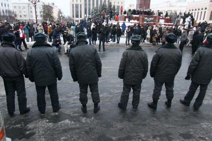 Акция протеста против фальсификации выборов в государственную думу. Несанкционированный митинг на площади Свободы. Казань. На снимке: спины представителей власти на фоне митингующих. 10 декабря 2011 года.