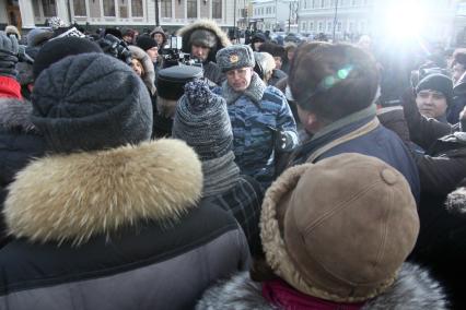 Акция протеста против фальсификации выборов в государственную думу. Несанкционированный митинг на площади Свободы. Казань. На снимке: представитель власти. 10 декабря 2011 года.