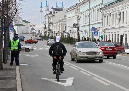 Инспектор ДПС (гаишник) и велосипедист на выделенной полосе для общественного транспорта, автобусной полосе. Казань. 5 июня 2011 года.