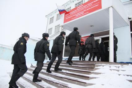 Выборы в Государственную Думу. Казань. Сотрудники внутренних войск заходят в здание где проходит голосование.  4 декабря 2011 года