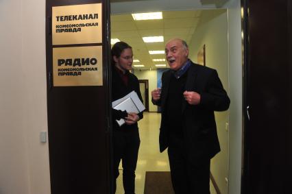 Руководитель предвыборного штаба кандидата в президенты Владимира Путина режиссер Станислав Говорухин и телерадиоведущий Александр Яковлев. В ИД КП. 17 января 2012 года.