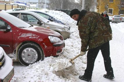 Мужчина убирает снег с улицы. Уфа. 8 февраля 2011 года.