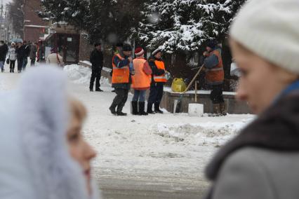 Дворники стоят на улице, убирают снег. Уфа. 16 ноября 2011 года.