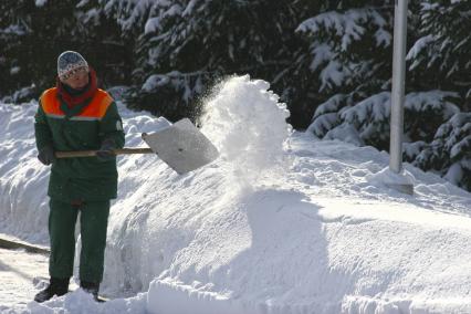 Женщина в спецодежде убирает снег с улиц. Дворник. Уфа. 9 февраля 2011 года.