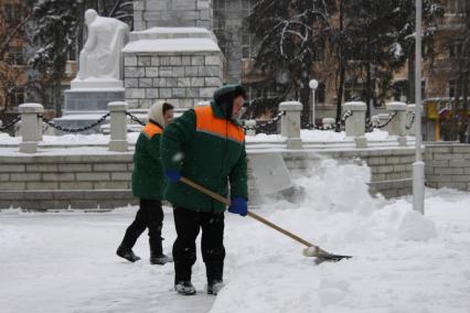 Женщины дворники убирают снег. Уфа. 16 ноября 2011 года.