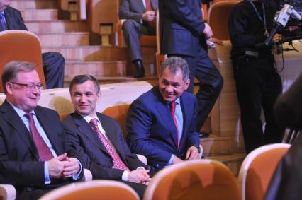Торжественный вечер, посвященный Дню работника прокуратуры РФ. На снимке: председатель Счетной палаты РФ Сергей Степашин, министр внутренних дел РФ Рашид Нургалиев и глава МЧС РФ Сергей Шойгу (слева направо). 12 января 2012 года.