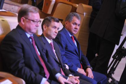 Торжественный вечер, посвященный Дню работника прокуратуры РФ. На снимке: председатель Счетной палаты РФ Сергей Степашин, министр внутренних дел РФ Рашид Нургалиев и глава МЧС РФ Сергей Шойгу (слева направо). 12 января 2012 года.