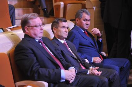 Торжественный вечер, посвященный Дню работника прокуратуры РФ. На снимке: председатель Счетной палаты РФ Сергей Степашин, министр внутренних дел РФ Рашид Нургалиев и глава МЧС РФ Сергей Шойгу (слева направо). 12 января 2012 года.