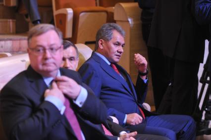 Торжественный вечер, посвященный Дню работника прокуратуры РФ. На снимке: председатель Счетной палаты РФ Сергей Степашин, министр внутренних дел РФ Рашид Нургалиев и глава МЧС РФ Сергей Шойгу (слева направо). 12 января 2012 года.