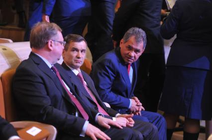 Торжественный вечер, посвященный Дню работника прокуратуры РФ. На снимке: председатель Счетной палаты РФ Сергей Степашин, министр внутренних дел РФ Рашид Нургалиев и глава МЧС РФ Сергей Шойгу (слева направо). 12 января 2012 года.