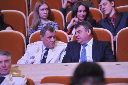Торжественный вечер, посвященный Дню работника прокуратуры РФ. На снимке: министр обороны РФ Анатолий Сердюков (справа). 12 января 2012 года.