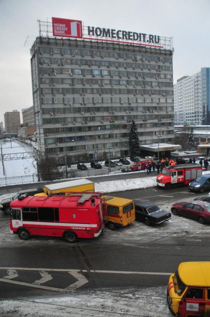 Возгорание в кабельном коллекторе под Савеловской эстакадой. На снимке: пожарные автомобили  на месте происшествия. 19 января 2012 года.