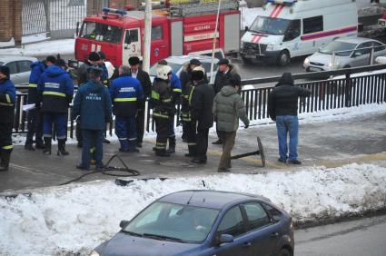 Возгорание в кабельном коллекторе под Савеловской эстакадой. На снимке: пожарный автомобиль и машина скорой помощи на месте происшествия. 19 января 2012 года.