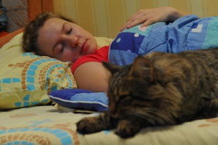 Здоровый сон. Кошка спит вместе со своей хозяйкой. 19 января 2012.