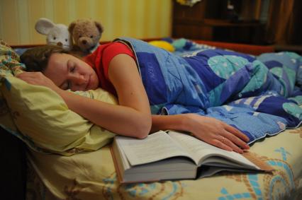 Здоровый сон. Женщина уснула за книгой. 19 января 2012.