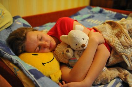 Здоровый сон. Женщина уснула в обнимку с мягкими игрушками. 19 января 2012.