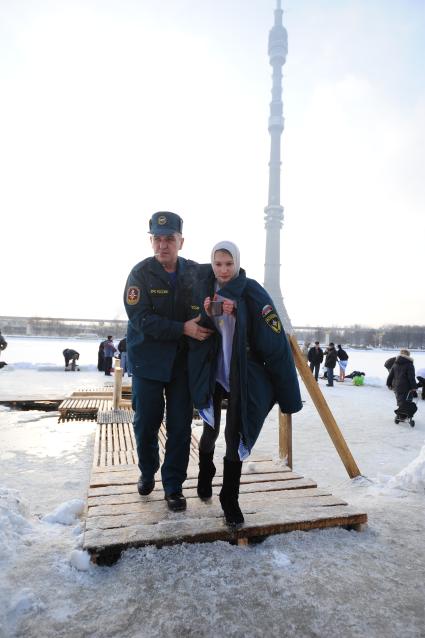 Во время традиционного крещенского купания в Останкинском пруду.  Москва. 19 января 2012 года.