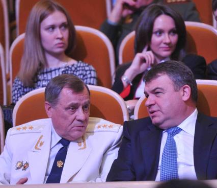 Торжественный вечер, посвященный Дню работника прокуратуры РФ. На снимке: министр Обороны РФ Анатолий Сердюков (справа). 12 января 2012 года.