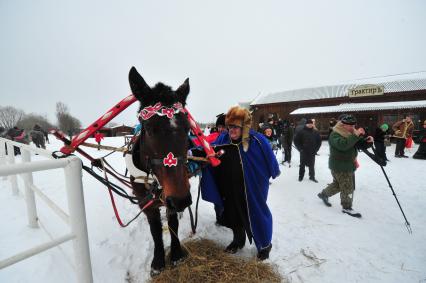 Реконструкция большой псовой охоты в Подмосковье. На снимке:  депутат Госдумы РФ Алексей Митрофанов. Можайск. 21 января 2012 года.