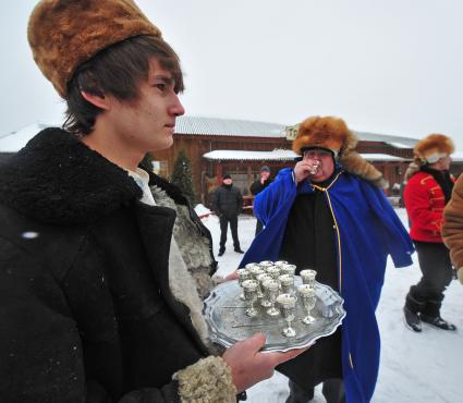 Реконструкция большой псовой охоты в Подмосковье. На снимке:  депутат Госдумы РФ Алексей Митрофанов. Можайск. 21 января 2012 года.