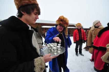 Реконструкция большой псовой охоты в Подмосковье. На снимке:  депутат Госдумы РФ Алексей Митрофанов. Можайск. 21 января 2012 года.