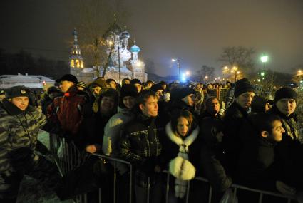 Во время традиционного крещенского купания у церкви Живоначальной Троицы в Останкино. Москва. 19 января 2012 года.