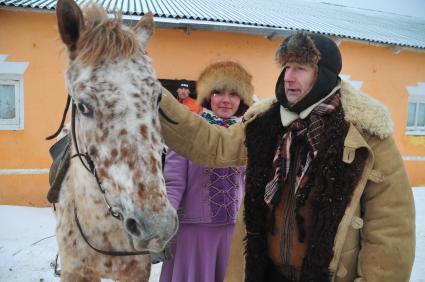 Реконструкция большой псовой охоты в Подмосковье. На снимке: обозреватель отдела культуры и светской хроники КП Александр Мешков. Можайск. 21 января 2012 года.