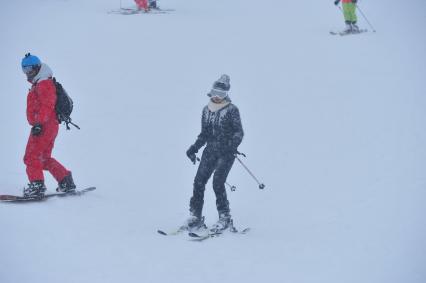 Отдых в Куршевеле. Горнолыжный  отдых. Люди катаются на лыжах. 09 января 2012 года