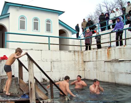 Купания на курорте в Красноусольске в минеральном источнике. Уфимская область. На снимке: ребенок по лестнице залезает в купель. 19 января 2012 года.