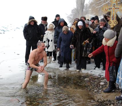 19 января 2012. Волгоградская область, Дубовка. Местные жители празднуют Крещение Господне.