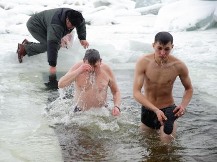 19 января 2012. Волгоградская область, Дубовка. Местные жители празднуют Крещение Господне.