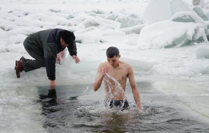 19 января 2012. Волгоградская область, Дубовка. Местные жители празднуют Крещение Господне.