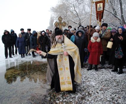 19 января 2012. Волгоградская область, Дубовка. Местные жители празднуют Крещение Господне.