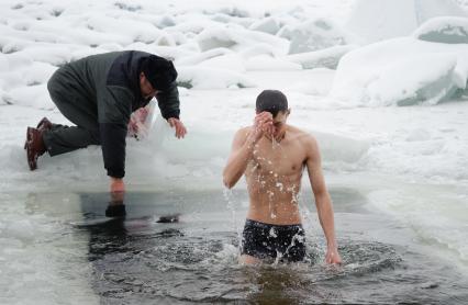 19 января 2012. Волгоградская область, Дубовка. Местные жители празднуют Крещение Господне.