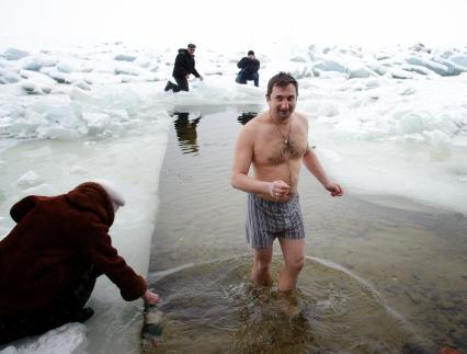 19 января 2012. Волгоградская область, Дубовка. Местные жители празднуют Крещение Господне.