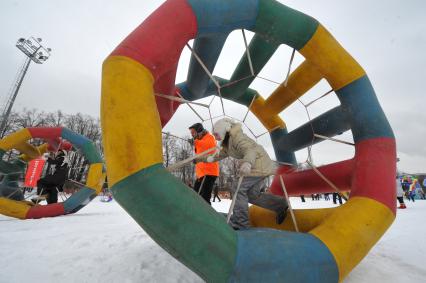 Зимние каникулы. Девочка в надувном Колесе. Активная игра.  22 января 2012 года