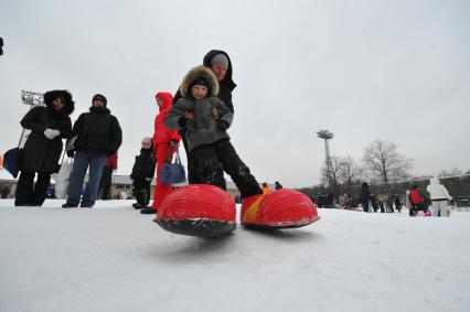 Зимние каникулы. Дети в надувных башмаках. Игра. Конкурс.  22 января 2012 года