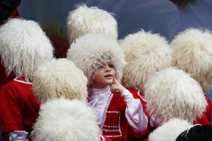 Коллектив национального танца ждет очереди своего выступления на праздновании Дня Ставропольского края, Крепостная горка, г. Ставрополь, 21 мая 2011 года.