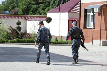 Вооруженная охрана парламента Чечни, г. Грозный, 29 июня 2011 года.