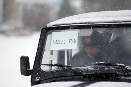 Сотрудник полиции прогревает служебную машину, пл. Ленина, г. Ставрополь. Надпись на автомобиле: МВД РФ. 23 ноября 2011 года.